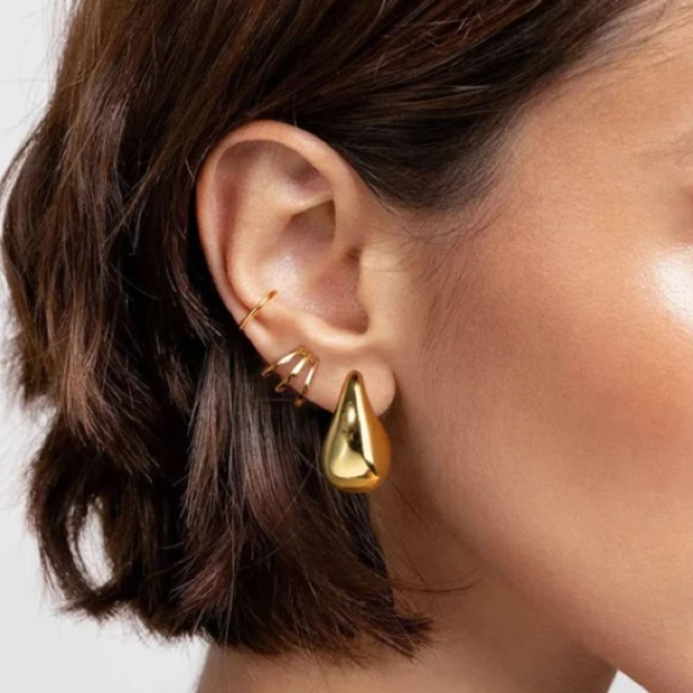 🌟 Gold Drop Earrings - Picture 3 of 4